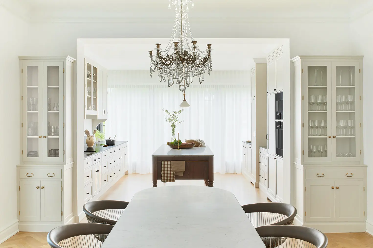 Valg af materialer til dit snedkerkøkken: Ægthed, simplicitet og sanselig fornemmelse